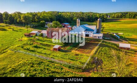 Campagna americana, fattoria rurale Paesaggio, Vista aerea, nord est USA, Pennsylvania, Lancaster County, New Scenic 5 posti e ranch colorati con campi e Foto Stock