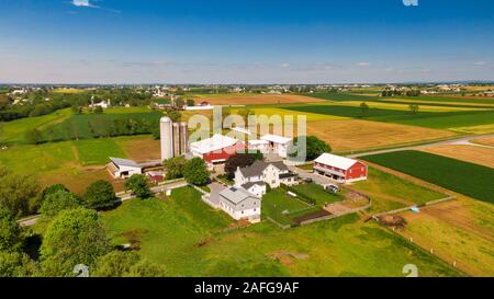 Campagna americana, fattoria rurale Paesaggio, Vista aerea, nord est USA, Pennsylvania, Lancaster County, New Scenic 5 posti e ranch colorati con campi e Foto Stock