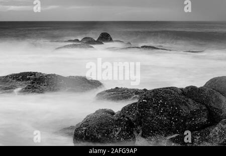 Bianco e nero onde sulla spiaggia - Sri lanka - fotografia in bianco e nero - slow shutter - fotografia fotografie con lunghi tempi di esposizione Foto Stock