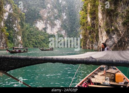 Tour in barca sulla Lan Cheow lago in Khao Sok National Park, Thailandia Foto Stock