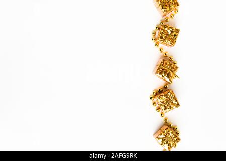 Decorazione per albero di Natale di colore oro su sfondo bianco, vista dall'alto Foto Stock