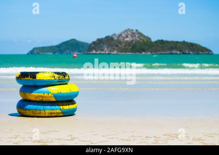 Anello di vita in spiaggia nel mare del pacifico. Ci sono molte isole sulla costa. Foto Stock