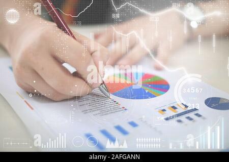 Foto di mani lavorando sul grafico il grafico con la penna. Isolato su uno sfondo bianco. Foto Stock