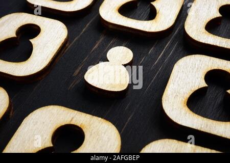 Pensare al di fuori della casella. Unica del figurine in mezzo alla folla. Concetto di individualità. Foto Stock