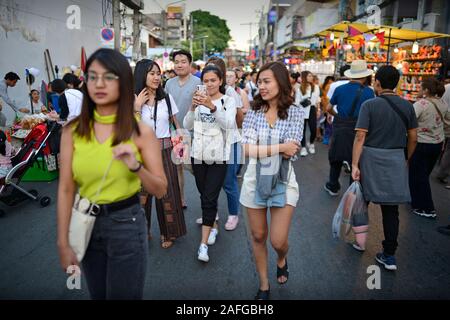 Mercato di domenica Ratchadamnoen Road Chiang Mai Thailandia Foto Stock