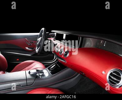 Rosso moderno e di lusso per interni auto con il volante, la leva del cambio e il cruscotto. Percorso di clipping. Dettaglio della moderna per interni auto. Ingranaggio automatico stick. Par Foto Stock