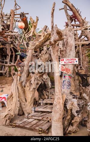 Ingresso al famoso Hippie Bar realizzato da driftwood su Ko Phayam island Foto Stock