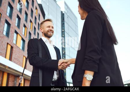 Business di handshake. Imprenditore e business donna fanno strette di mano Foto Stock