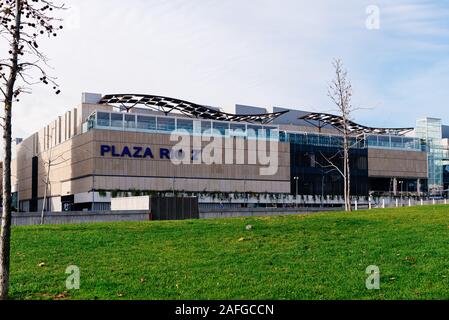 Madrid, Spagna - 9 Dicembre 2019: Plaza Rio shopping mall in Madrid zona di Rio Foto Stock