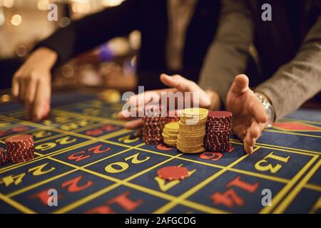 Un giocatore gioca alla roulette in un casinò. Foto Stock