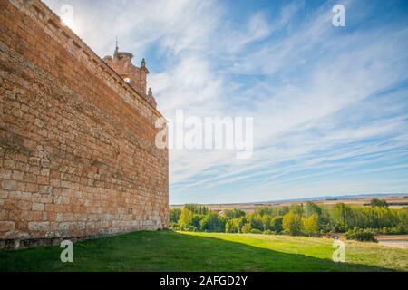 La chiesa e il paesaggio. Santa Maria de Riaza, provincia di Segovia Castilla Leon, Spagna. Foto Stock