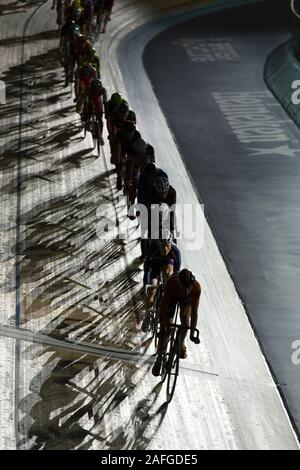 I piloti che prendono parte alla gara di Madison nel primo giorno del London sei giorni, Lee Valley Velodromo, Abercrombie Road, Queen Elizabeth Olympic Park, Foto Stock