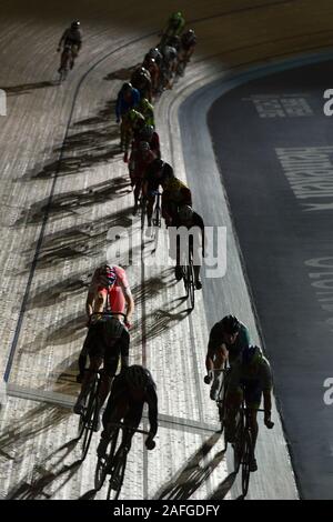 I piloti che prendono parte alla gara di Madison nel primo giorno del London sei giorni, Lee Valley Velodromo, Abercrombie Road, Queen Elizabeth Olympic Park, Foto Stock