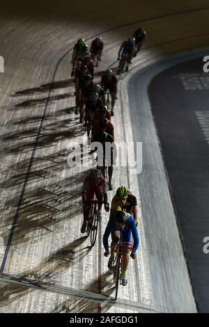 I piloti che prendono parte alla gara di Madison nel primo giorno del London sei giorni, Lee Valley Velodromo, Abercrombie Road, Queen Elizabeth Olympic Park, Foto Stock