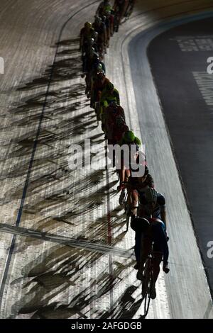 I piloti che prendono parte alla gara di Madison nel primo giorno del London sei giorni, Lee Valley Velodromo, Abercrombie Road, Queen Elizabeth Olympic Park, Foto Stock