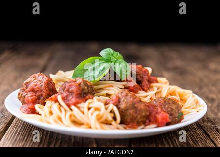 Pasta con le polpette di carne e salsa (messa a fuoco selettiva) su un vecchio tavolo in legno Foto Stock