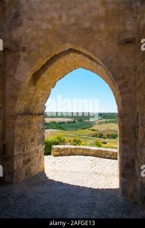 Porta medievale e il paesaggio. Urueña, provincia di Valladolid, Castilla Leon, Spagna. Foto Stock