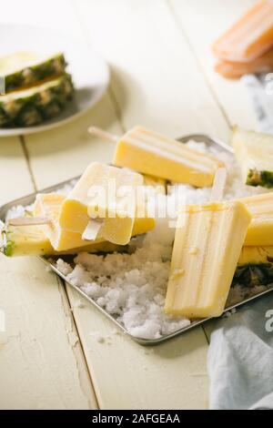 In casa popsicles fatta di ananas Foto Stock