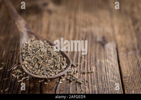 Essiccata la valeriana Radici (dettagliate di close-up shot) su sfondo di legno Foto Stock