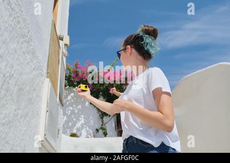 Ragazza adolescente blogger registrazione video vlog da viaggi di lusso per i paesi del Mediterraneo Foto Stock