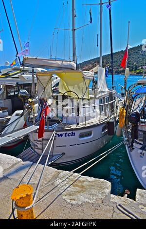 Un britannico di proprietà di yacht con la Red Ensign bandiera. Denominata 'Cwtch' può anche avere il gallese proprietari come questo significa 'coccola' in lingua gallese! Foto Stock