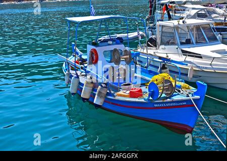 Un tradizionale piccola barca da pesca ormeggiate nel grazioso porto di Agia Effimia, sulla costa Est di Cefalonia. Ora un popolare luogo di villeggiatura. Foto Stock