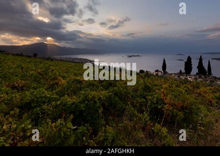 Vista panoramica dalla vigna sopra un convento francescano di Nostra Signora degli Angeli sopra la città Orebic, penisola di Sabbioncello, Dalmazia, Croazia Foto Stock