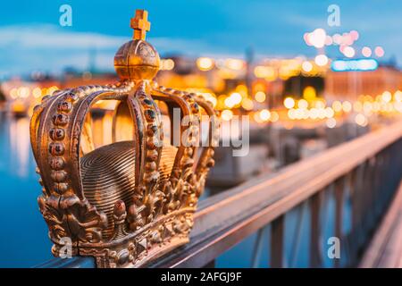 Stoccolma, Svezia. Skeppsholmsbron - Skeppsholm ponte con il suo famoso Golden Crown nella notte le luci. Famoso luogo popolare destinazione Landmark. Scandi Foto Stock