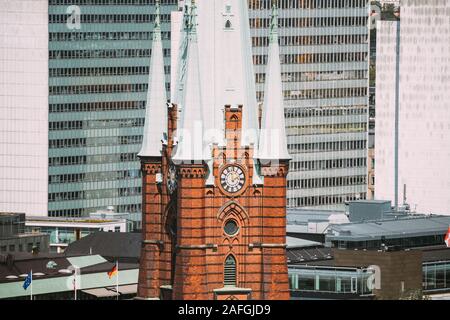 Stoccolma, Svezia. Vista in elevazione di Santa Clara o Saint Klara Chiesa In estate soleggiato paesaggio urbano moderno skyline. Close up. Foto Stock
