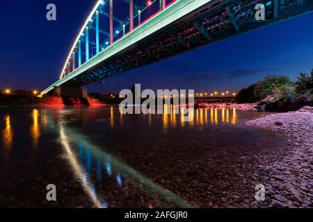 Treno sul ponte di ferro in città Zagreb, Croazia Foto Stock