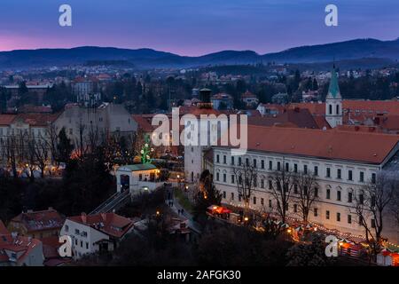 Passeggiata Strossmayer e la funicolare decorata per l'avvento in città Zagreb, Croazia Foto Stock