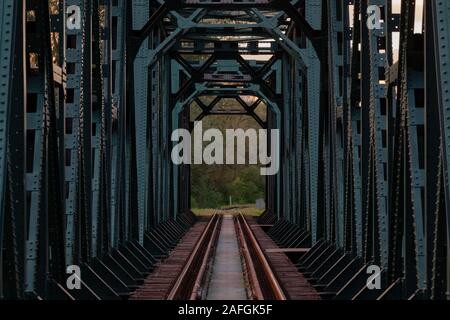Stazione ponte sul fiume Mura, confine naturale tra la Croazia la regione di Medimurje e Slovenia Foto Stock