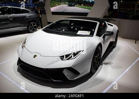 Nonthaburi, Tailandia, Dicembre 2018 : Lamborghini bianca sul display in Bangkok International Motor Expo 2018 a IMPACT Arena exhibition Muangthong rispetto a Foto Stock