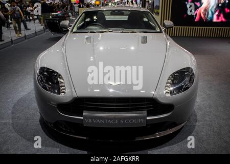 Nonthaburi, Tailandia, Dicembre 2018 : Aston Martin Vantage V8 coupe s sul display in Bangkok International Motor Expo 2018 a IMPACT Arena exhibition M Foto Stock