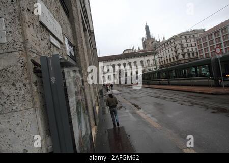 Milano, Italia - 8 Aprile 2013: Le lapidi in Piazza Fonatana per commemorare l'attacco terroristico del 12 dicembre 1969 presso la banca dell'agricoltura che ha causato 18 morti e 88 feriti Foto Stock