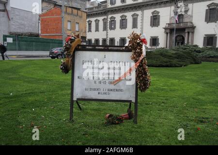 Milano, Italia - 8 Aprile 2013: Le lapidi in Piazza Fonatana per commemorare l'attacco terroristico del 12 dicembre 1969 presso la banca dell'agricoltura che ha causato 18 morti e 88 feriti Foto Stock