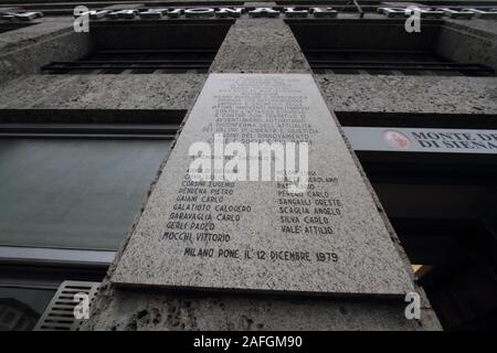 Milano, Italia - 8 Aprile 2013: Le lapidi in Piazza Fonatana per commemorare l'attacco terroristico del 12 dicembre 1969 presso la banca dell'agricoltura che ha causato 18 morti e 88 feriti Foto Stock