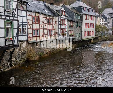 22 stile Tudor tradizionale case lungo il fiume nella città tedesca di Monschau Foto Stock