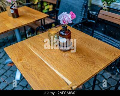 In prossimità di fiori e a lume di candela in una sala da pranzo esterna tabella al di fuori di un cafe nella cittadina olandese di Maastricht Foto Stock