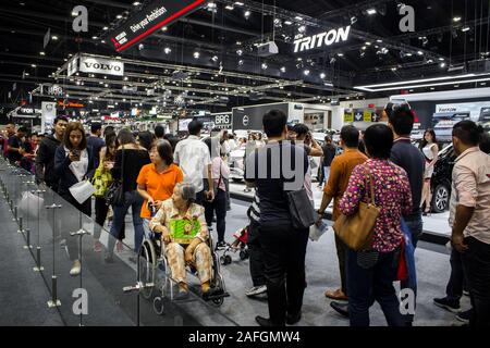 Nonthaburi, Tailandia, Dicembre 2018 : Persone in Bangkok International Motor Expo 2018 a IMPACT Arena exhibition muangthong thani in Thailandia. Foto Stock