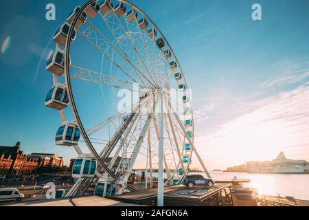 Helsinki, Finlandia - 10 dicembre 2016: vista del terrapieno con ruota panoramica Ferris in giornata soleggiata. Foto Stock