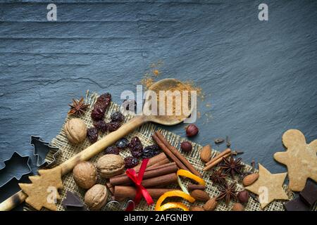 I dadi di natale e la miscela di spezie per la cottura dei cookie Foto Stock