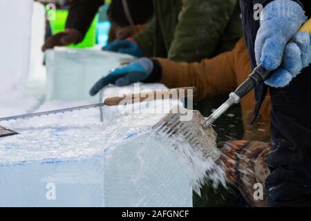 Harbin, la Cina della Provincia di Heilongjiang. 15 Dic, 2019. I costruttori di preparare per l'apertura del mondo Ice-Snow ad Harbin, capitale del nord-est della Cina di Provincia di Heilongjiang, Dic 15, 2019. Credito: Xie Jianfei/Xinhua/Alamy Live News Foto Stock