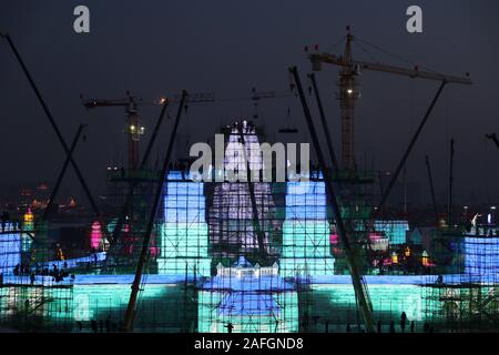 Harbin, la Cina della Provincia di Heilongjiang. 15 Dic, 2019. I costruttori di preparare per l'apertura del mondo Ice-Snow ad Harbin, capitale del nord-est della Cina di Provincia di Heilongjiang, Dic 15, 2019. Credito: Zhang Tao/Xinhua/Alamy Live News Foto Stock