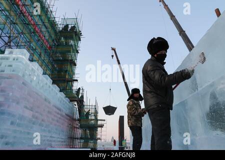 Harbin, la Cina della Provincia di Heilongjiang. 15 Dic, 2019. I costruttori di preparare per l'apertura del mondo Ice-Snow ad Harbin, capitale del nord-est della Cina di Provincia di Heilongjiang, Dic 15, 2019. Credito: Zhang Tao/Xinhua/Alamy Live News Foto Stock