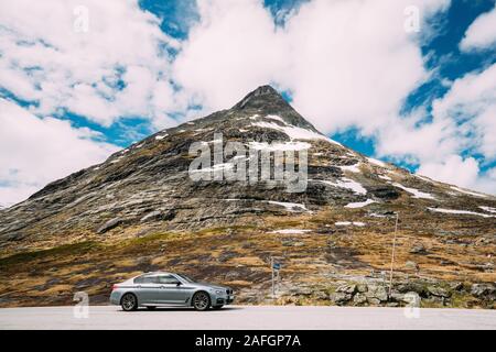 Reinheimen National Park, Norvegia - 19 Giugno 2019: Grigio BMW 530d xDrive G30 sulla strada delle montagne.Reinheimen National Park, Norvegia. Foto Stock