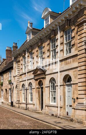 Grande casa in pietra di frassino rusticata C18 di grado 2 con porta dorica e frontone, n. 2 St Mary's Place, Stamford, Lincolnshire, Inghilterra, Regno Unito. Foto Stock