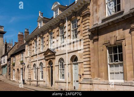 Grande casa in pietra di frassino rusticata C18 di grado 2 con porta dorica e frontone, n. 2 St Mary's Place, Stamford, Lincolnshire, Inghilterra, Regno Unito. Foto Stock