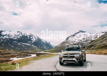 Reinheimen National Park, Norvegia - 19 Giugno 2019: auto Renault Duster Suv parcheggiato nel paesaggio di montagna all'inizio dell'estate. La gamma della montagna in uno dei Foto Stock