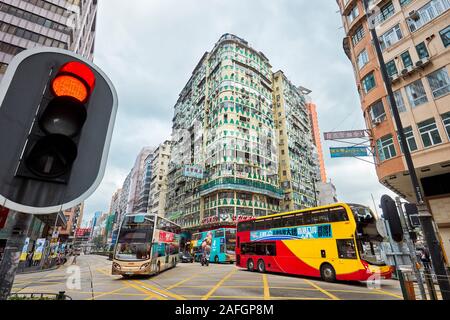 Gli autobus a due piani in movimento sulla Nathan Road. Kowloon, Hong Kong, Cina. Foto Stock